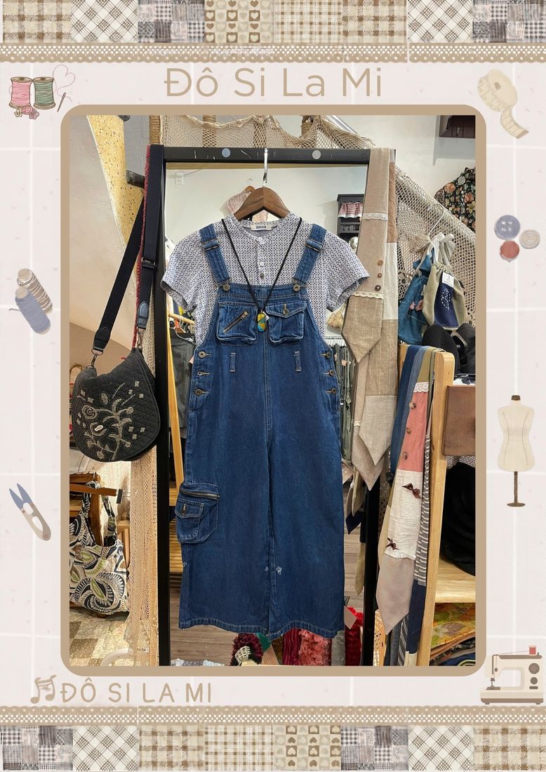 Yếm denim xanh phối áo sơ mi sọc xanh trắng