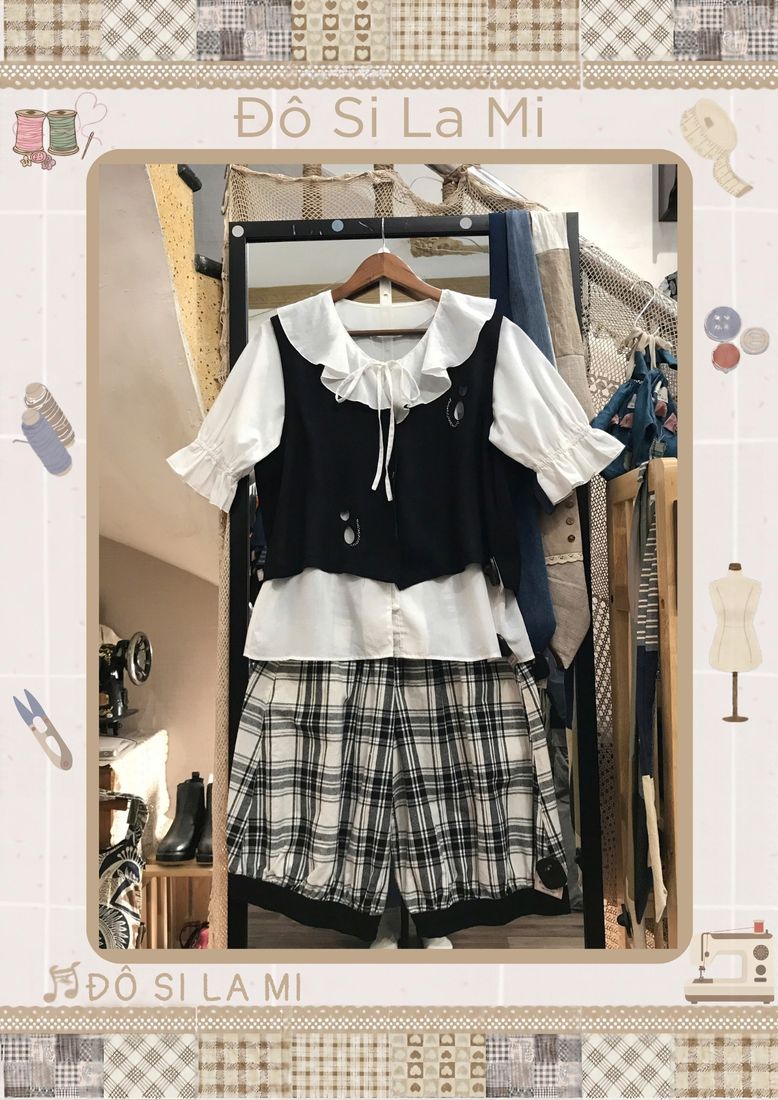 Áo gile đen phối áo trắng cổ bèo và quần short caro đen trắng