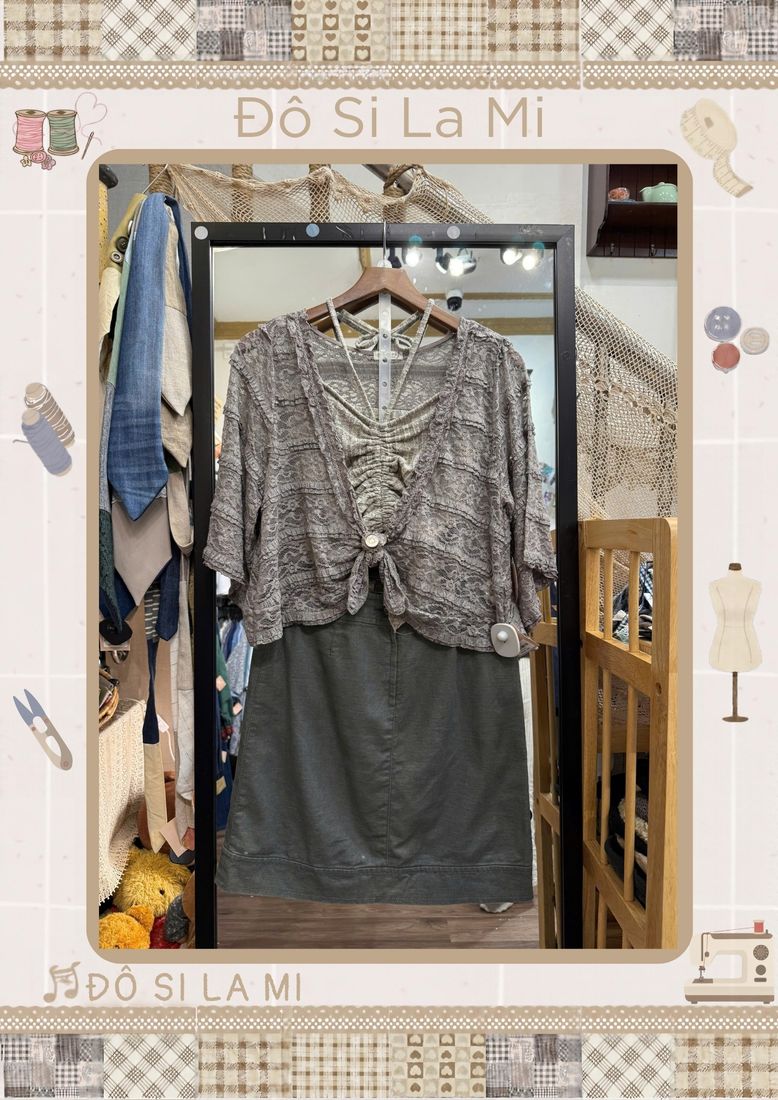 Áo len dệt kim xám phối chân váy xanh rêu
