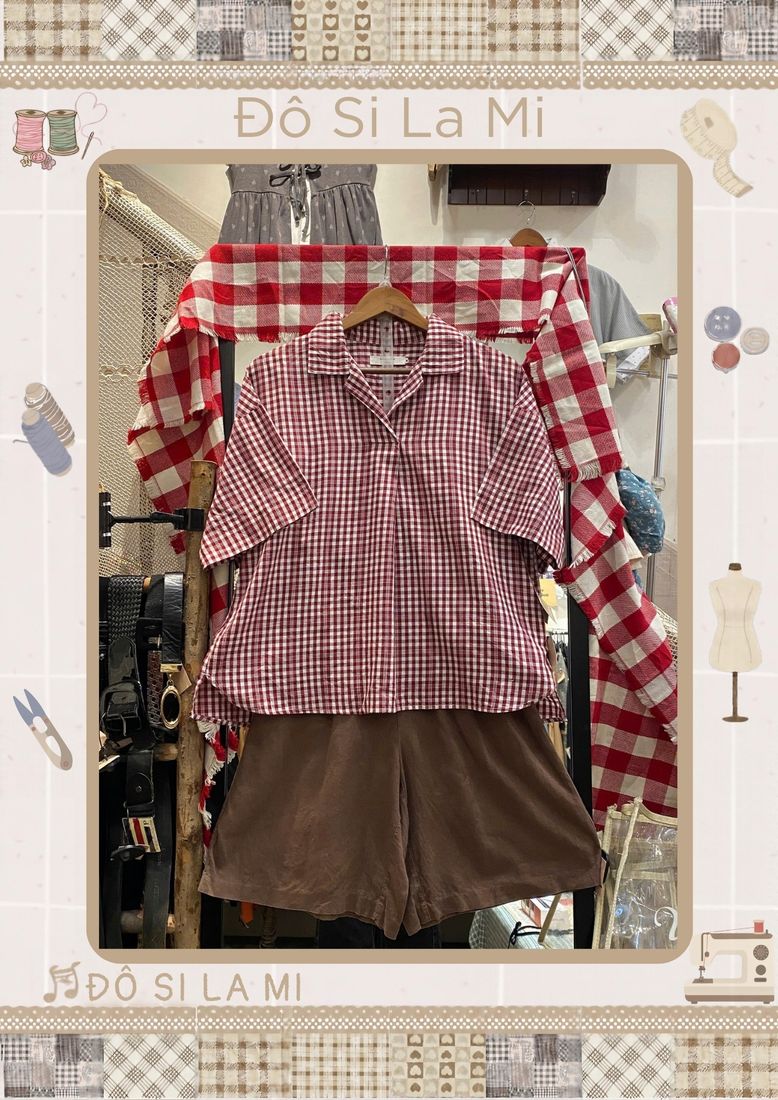 Áo sơ mi caro đỏ trắng phối quần short nâu