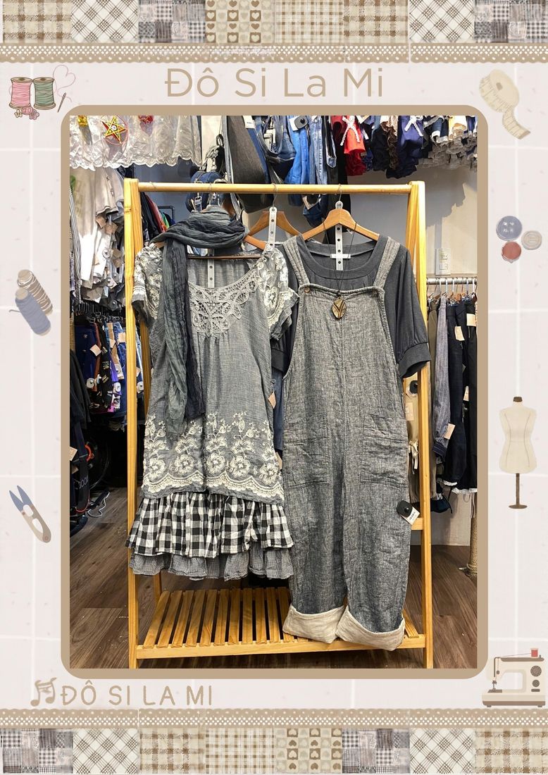 Bộ ba món áo đầm ren trắng viền caro yếm jean xanh nhạt và khăn xanh navy